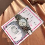 尖货”重磅来袭！非市面流通货！ Cea系列！钻石女士腕表！一表三码！底盖、吊牌、保卡、配件齐全！送礼！自留都棒棒哒！此款腕表依旧延续了Cea系列的造型，表盘尺寸