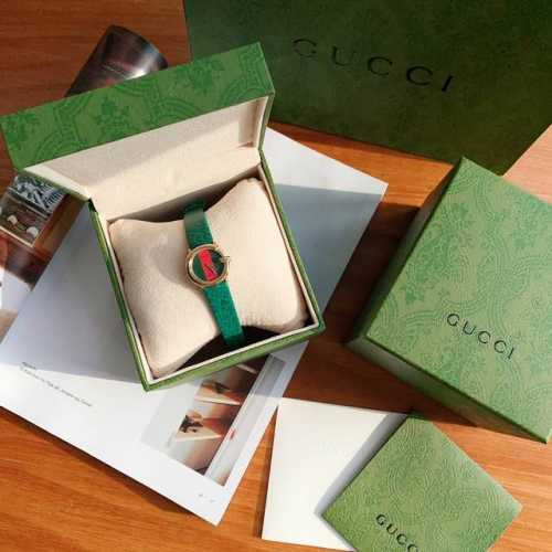 特 。来点硬货！日本中古二手店淘回来的gucci款，极其富有淑女范儿。配上及其简单的表盘，除去记录时间外别无其他功能，删繁就简，追忆简单生活。 时尚就是一个轮回