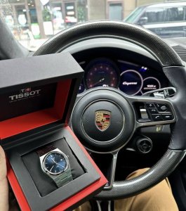 超级玩家蓝色盘面着实是非常经典，再配上经典的方形巧克力浮雕压纹图案，让整个盘面更加生动立体，不管是正装还是休闲场合，这只表都可以轻松 Hold 住。 腕表机芯不