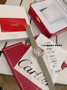 白 金 #36Cm 新款时尚石英女款 卡地亚 设计用心百搭耐看佩戴舒适爆款篮气球 光圈有光泽感 钻圈有珠宝气 采用进口石英机芯 搭配最时尚陶瓷间钢带 华丽独特却