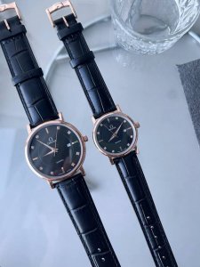 金壳+20钢带20 欧米茄 情侣对表 原装进口石英机芯 矿物质玻璃镜面 316L精钢表壳 直径男40Mm女30Mm 厚8Mm如果今天的阳光停止了它耀眼的光芒。那