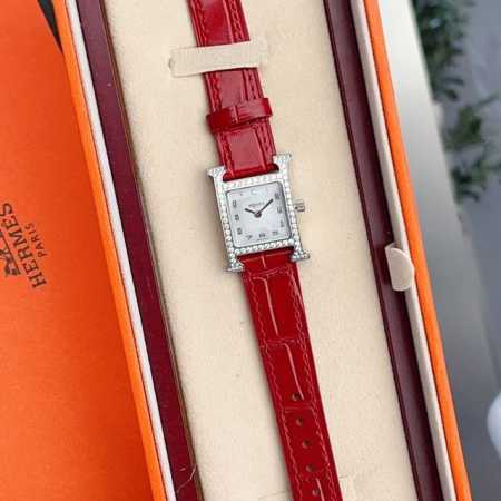 金 钻50 最新上市heure H腕表 H皮带logo标志表壳尺寸：中号 小号 不锈钢表壳，“羽毛”镶钻，中号26X26毫米，小号21X21毫米，镶嵌112颗钻 - 点击图像关闭