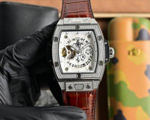 全新升级镶钻版Hublot恒宝表Big Bang宇舶灵魂系列-男士腕表来袭 高端定制全自动机械-镂空机芯 9字位清晰可见的陀飞轮在不停的飞转着 动感十足 表带