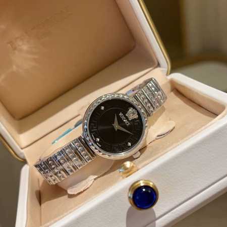 金 这款优雅的腕表在扭索纹表盘和内圈上饰有三维Greca图案。表壳在12点钟位置饰有三维Medusa。所有Versace手表均有 “Swiss Made” 标志 - 点击图像关闭