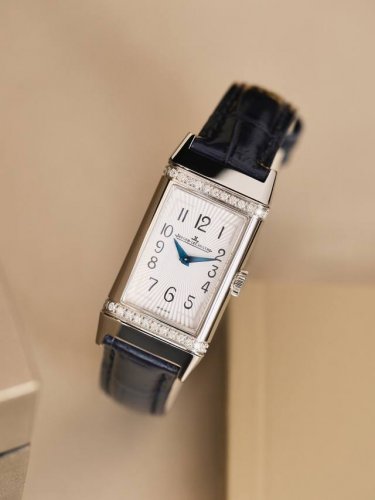 翻开时光积家Reverso One Duetto 双面翻转系列腕表白面型号：Ref.3288560红面型号：Ref.3288420翻转系列腕表 进口德国316升