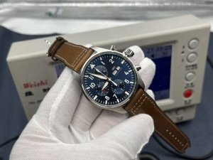 Zf Factory 经典臻品 升级V2版 驰骋高空 分秒必“真” Zf万.国Iwc3777飞行员计时系列，机芯同步原装，表针尾部微微弯曲，双面防眩晕蓝色镀膜。