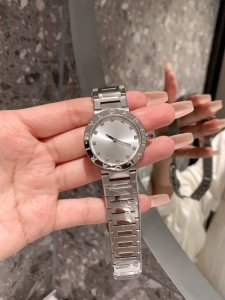 酷飒风来袭 帅就完事了 Bvlgari 宝格丽石英腕表新款来袭， Bv 宝格丽女士石英腕表，此款腕表使用 Logo 标志作为设计元素，316L表壳圈面独特的双环