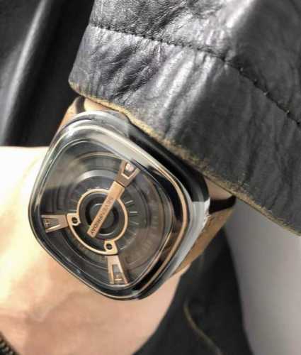 看到过Sevenfriday这个牌子，当时男友在专柜一眼就看中了M202这个型号，试戴了就觉得爱不释手，马上就要掏出卡要买下。结果当时柜姐说，M2 02是Sev
