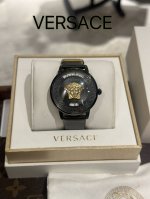 白 金黑 Versace 新款 范思哲 V-Tribute系列，3D立体的美杜莎头像摄人心魂，头像上方Verssce标识印记范思哲的品牌格调，简约盘面搭配矩形时