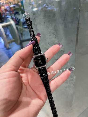宝藏单品# 中古表-Longines，无字天书极简黑金！心心念念的黑金浪琴小优雅谁戴谁美！方盘四边花边黑金皮带表万人求，还是那么大气有味道，不同的是这次这只通体