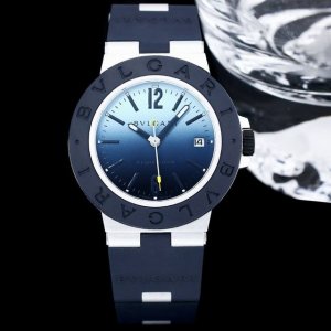 宝格丽Aluminium系列，以“铝+橡胶”的创新材质组合重新定义奢华运动腕表，2025年焕新升级后，兼具先锋设计与实用性。 DDD 表帶采用麾术貼，适配日常、