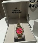 西太后火龙果 虽然配色有些夸张，但作为配饰还是蛮适合女孩子夏天搭配呀，还要感谢我的姐妹和她老公帮忙拆掉了几节表扣，刚刚好#西太后粉金手表 #西太后 #西太后火龙