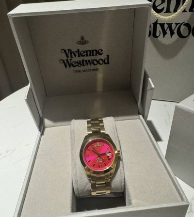 西太后火龙果 虽然配色有些夸张，但作为配饰还是蛮适合女孩子夏天搭配呀，还要感谢我的姐妹和她老公帮忙拆掉了几节表扣，刚刚好#西太后粉金手表 #西太后 #西太后火龙