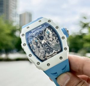 Richard Mille 理查米尔Rm 1 将腕表设计与运动赛事相互结合，完美诠释了赛场上的勇者坚定信念、顽强拼搏的精神。Rm 1以马术运动为背景，采用多种高