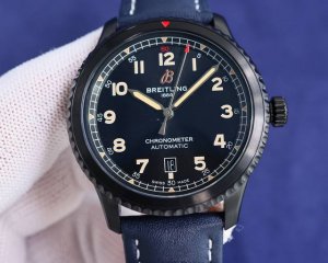 BLS出品白 ，黑色1 ，钢带 必属精品！ 百年灵飞行员传奇航空系列，经典之作，设计简约大气，时尚优雅，自动机械腕表，它搭载2824的机芯，走时准确，性能稳定。