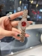 新款lv四叶草 -气质女士腕表，表壳独具匠心的创意、轻盈舒适，表带蝴蝶扣实心钢带，完美贴合女性的纤细玉腕，尺寸32Mm