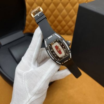 Bba 理查德米勒Rm07-01 DDD 边钻黑陶瓷红唇 DDD 迎接时尚潮流的理查德米勒，这款明星网红手表堪称奢华与精致的完美结合。 DDD 首先，它的表壳与