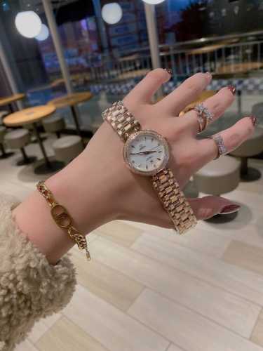 白 金 钻+30 Omega欧米茄 时尚女士石英腕表 女神范十足的一款手表 超强时尚设计理念 进口石英机芯 顶级镀膜玻璃镜面 多颜色进口小牛皮搭配原装针扣 尺寸
