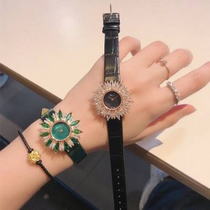 萧邦-Chopar D 高级珠宝系列腕表 瑞士石英机芯 表壳直径约34Mm 厚度约9Mm 表壳的四周镶嵌一组精工细制的榄尖形切割宝石。分别采用白钻、绿钻、红钻、