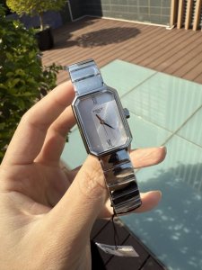 新款Tissot天梭最新款 小美人系列T160 整体非常简洁，21.8X30Mm表盘很精致小巧，尺寸厚度刚刚好！不愧是小美人～原单三码合一可注册非市场便宜版本