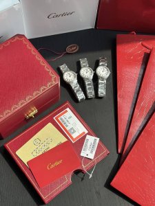批750 卡地亚新款上市啦！！！（带钻款） ronde Must新款的伦敦Must上市啦！！！ 表盘阿拉伯数字时标没有了，精炼了整个表盘