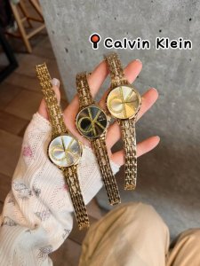 卡尔文 莱恩Calvin Klein Ck 时尚的表壳设计，风格简约，配以流行的手镯形表链，大方百搭，完美结合了Ck手表在无数女性的心中留下了不可磨灭的印象！！