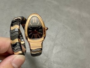 宝格丽 蛇形经典，35Mm精致细腻的做工达到与正品互换的水平白富美专属蛇形手表绝对是宝格丽的独创产品，瑞士进口机芯！属于宝格丽serpenti系列。这种手镯与钟