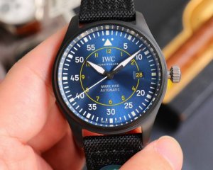 Aof 全面升级 V7 版 马克 飞行员Pilot‘S Watches全系列 1利用最新的精密Ai电喷技术， 终于试验出少量的零色差的万国色值 2全场唯一去除紫