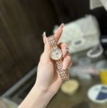 白 .金+20.钻+30欧米茄 Omega 精品女神水滴系列腕表。精致唯美的设计，让您的美丽无处不在，也将华丽与经典融合，创造出惊艳巨作，表盘清新淡雅，色彩的格