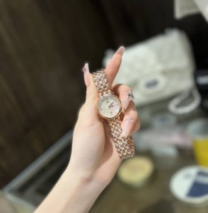 白 .金+20.钻+30欧米茄 Omega 精品女神水滴系列腕表。精致唯美的设计，让您的美丽无处不在，也将华丽与经典融合，创造出惊艳巨作，表盘清新淡雅，色彩的格