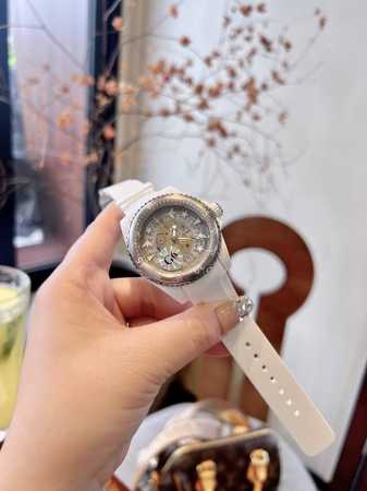 古驰 Gucci新款新款 Gucci Dive 系列腕表全新亮相 以潜水表为设计灵感 蜜蜂 星星 等元素点缀透明表盘 唤起本真记忆 在可持续工艺的加持下 这款腕 - 点击图像关闭