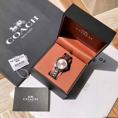 Coach蔻驰Tatum系列石英女式腕表，将精美炫彩的人造水晶化为刻度铺进表盘，舍简就繁，精雕细琢，枕形表壳饰以经典Logo点缀，不张扬不平庸，增添腕上利落个性
