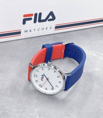Fila斐乐 这块拼色手表设计敲酷的 红蓝的配色时尚感拉满 我觉得很适合学生党 日常搭配起来Hin有型诶～