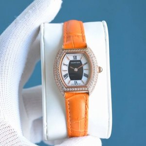 卡地亚-Cartier ，Mini Lady 酒桶型，采用原装进口瑞士石英机芯，法国蓝宝石水晶镜面，表壳镶满施华洛世奇真水钻18K金工艺，牛皮表带 ，外型精巧别