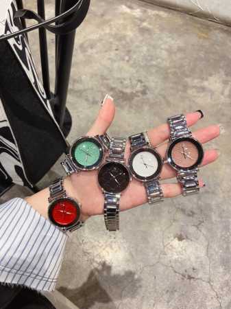 最新款gucci古驰g-Timeless系列，毫米石英女表，传统的中国红喜庆款、以全息图效果打造三维立体感，让人一见倾心、目光难移。表面特别饰有gucci标志造 - 点击图像关闭