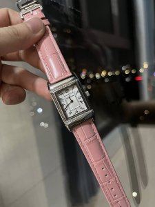 老夫的少女心呀 金+20 钻+40 新款积家经典翻转系列高级女士腕表[飞吻][飞吻]精钢表壳，独特设计180度旋转翻盖，内置瑞士石英机芯，走时精准稳定！真皮表带