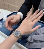 Vacheron Constantin江诗丹顿纵横四海系列：石英日本机芯，简约大三针设计，旭日纹缎拉丝工艺处理，搭配蓝宝石镜面防刮花，深邃优雅大方，直径33Cm