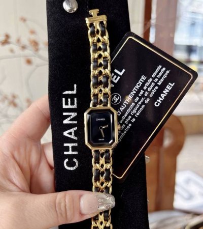 香奈儿 方糖面世36年来一直是女生心中的梦想腕表。“方糖”回归，引发热潮备受追捧，很多人都不知道，黑金方糖作为香奈儿最早诞生 的表，从设计到命名都集齐香奈儿经典