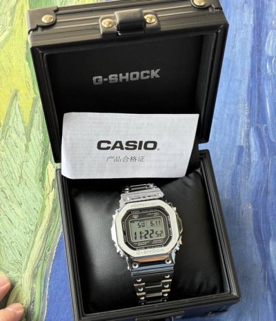 金属材质 + 卡西欧日本山形工厂p精心打造经过多重工艺锻造，呈现出精美质感+ 表圈与表壳之间使用树脂缓冲材料，实现全金属防震结构。 表带凹点继承初代树脂表带的设