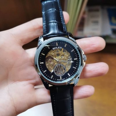真皮表带十双按蝴蝶扣 白： ，间金、全黑同价： ，新款暴出 ，劳力士一Rolex 休闲商务男款火爆上市超强矿物质镜面，全自动机械机芯，走时精准，真空电镀 ，直径