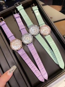 全新宝珀ladybird女装系列钻石舞会腕表闪耀发布！舞会第一曲：森林绿、象牙白、梦幻紫、高级黑、浅湖绿、夕阳红的炫彩表带，搭配着35Mm表壳，白色珍珠母贝表盘