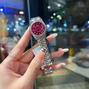 新款推荐钻圈 劳力士 28Mm精致小表螺旋后盖 女款钻面 爆款推荐 设计显出独特高贵优雅女神气质！316精钢搭配蝴蝶扣，不显浮华的风格广受女神喜爱，逐渐深刻人心