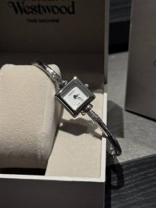 白 金390 钻20 Gucci 古驰贝母盘方盘手镯表，小方糖贝母盘方盘手镯表 Gucci 这款手镯表，真的上手太绝了！优雅耐看高级，方矩盘设计，手镯感简约高级