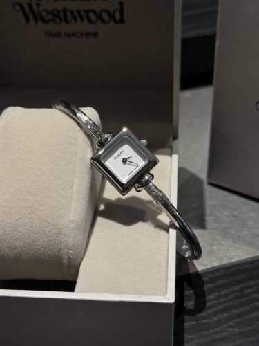 白 金390 钻20 Gucci 古驰贝母盘方盘手镯表，小方糖贝母盘方盘手镯表 Gucci 这款手镯表，真的上手太绝了！优雅耐看高级，方矩盘设计，手镯感简约高级