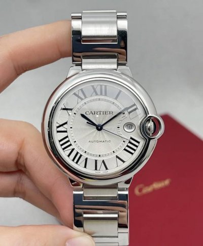 卡地亚蓝气球 Cartier Ballonbleu 原版开模 顶级 同步 类型：顶奢级男士自动机械腕表 镜面：镀膜镜面 指针：时，分，秒 表面：扭索纹银白字面