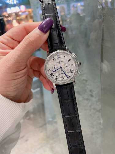 光圈 钻圈 卡地亚-Cartier 日本计时跑秒石英36Mm13Mm该款腕表备受众多明星名媛喜爱，在不同的场合映耀着她们各自的独特个性与迷人风华