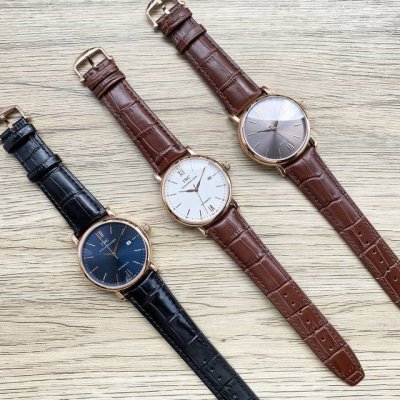 金+20万国 Iwc 波涛系列 精品男士腕表，经典大三针设计，尊贵大气，绅士风范，卓越品质，热卖全城。采用全自动机械机芯，顶级316精钢表壳，进口小牛皮表带，矿