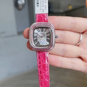 鳄鱼皮白 玫 品牌：卡地亚 系列：Coussindecartier 机芯：石英 表径：30.44*33.78 表壳厚度：7.08毫米 满钻：方形：蓝宝石镜面：