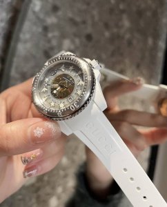 古驰 Gucci新款新款 Gucci Dive 系列腕表全新亮相 以潜水表为设计灵感 蜜蜂 星星 等元素点缀透明表盘 唤起本真记忆 在可持续工艺的加持下 这款腕