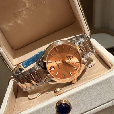 钻 欧米茄海马 新面 从内而外散发着一种独特的气质，34Mm直径的圆形表壳，搭配迷人贝母表盘，彰显出女性的优雅与从容，大溪地珍珠贝母表盘光泽动人，在光线的照射下